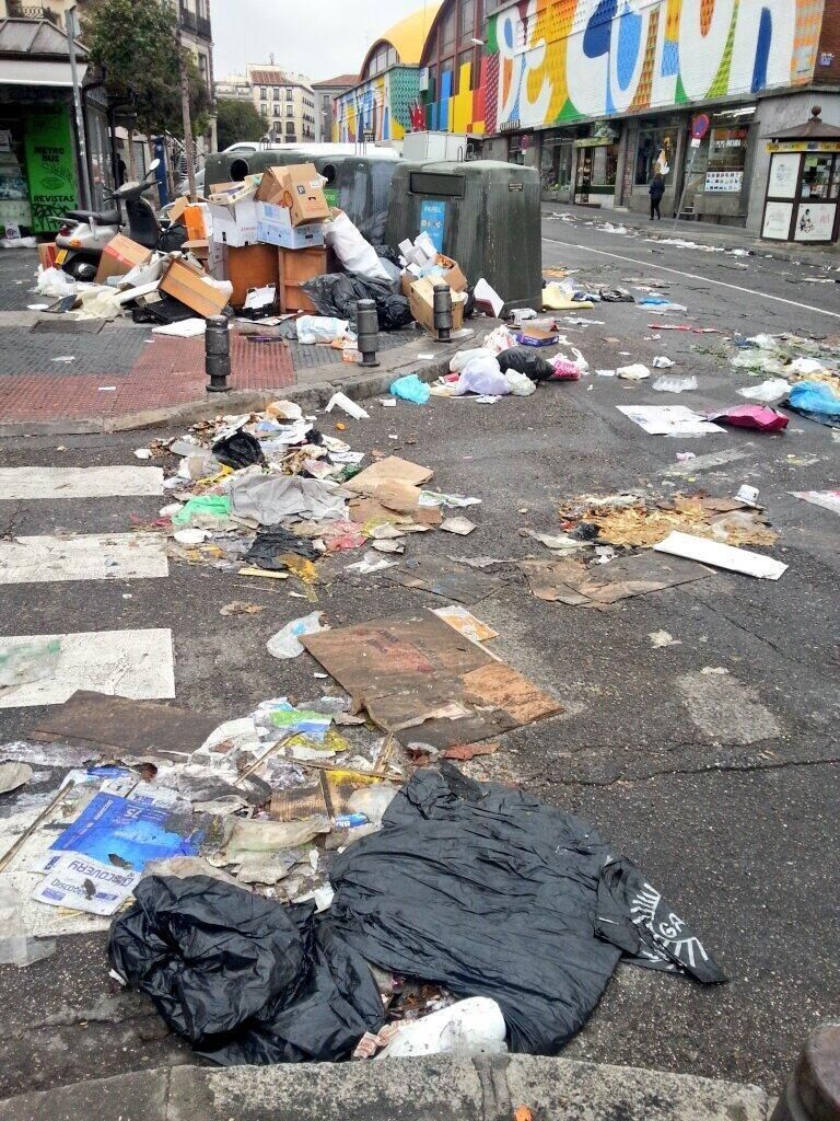 La céntrica Plaza de la Puerta de los Moros en el tercer día de huelga de trabajadores de limpieza. \ @fanetin