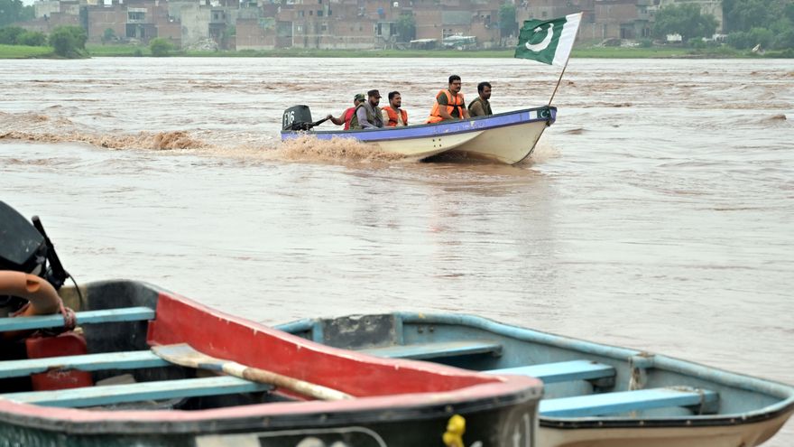 Pakistán mueve al Ejército por inundaciones y acusa a India de liberar agua de sus presas