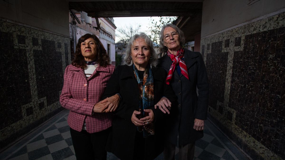 Lucila Maraga y Diana Quiros. sobrevivientes de violencia sexual durante la dictadura, junto a Viviana Reinoso, abogada querellante que trabajó para que esos abusos fueran reconocidos como delitos de lesa humanidad