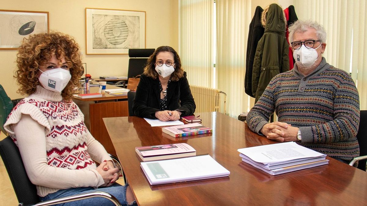 De izquierda a derecha, Josefina Fernández, Montserrat Cabré y Tomás Mantecón, autores del estudio sobre el 'género' de las titulaciones en la UC y de sus matriculados
