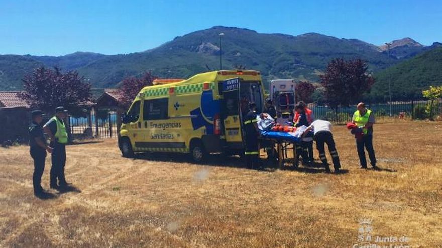 La noven accidentada en el momento de llegar al punto donde la ambulancia esperaba al helicóptero de rescate.