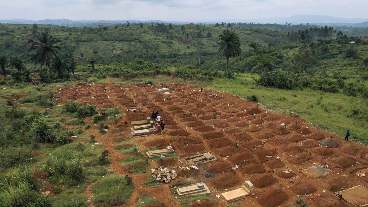 Vista aérea de tumbas recientes en el cementerio CECA 20, en Mongwalu, uno de los focos del brote del ébola en República Democrática del Congo.