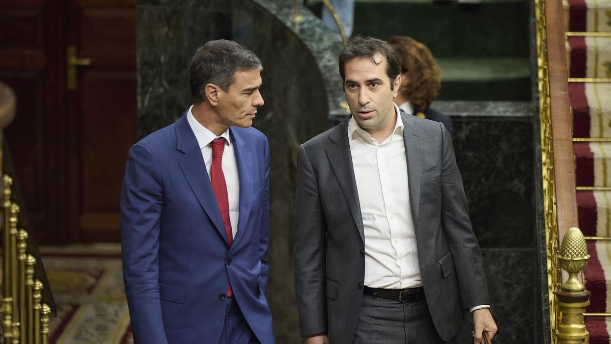 Archivo - El presidente del Gobierno, Pedro Sánchez, y el ministro de Economía, Comercio y Empresa, Carlos Cuerpo, durante una sesión plenaria, en el Congreso de los Diputados, a 7 de octubre de 2025, en Madrid (España).
