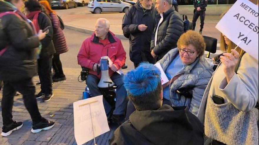 Los ascensores de la estación de Metro Ventilla conseguidos por la lucha vecinal comienzan a instalarse este mes