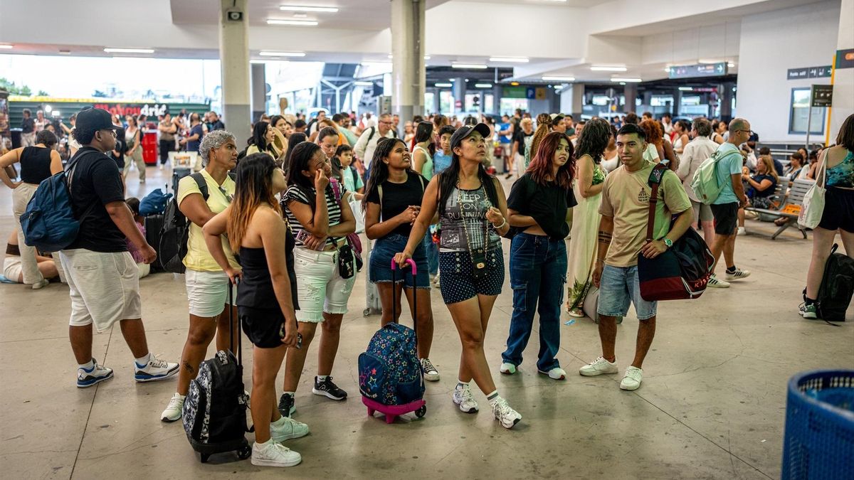 Varias personas esperando, en la Estación de Chamartín Clara Campoamor, a 12 de agosto de 2025, en Madrid