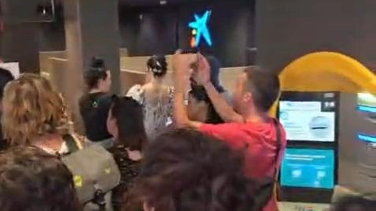 Protesta en una sucursal de Caixabank en Madrid por el desahucio de Adolfo