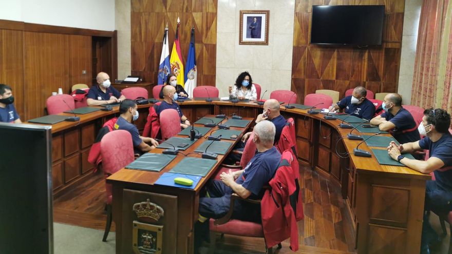 Reunión de Nieves Rosa Arroyo, consejera de Seguridad y Emergencias del Cabildo de La Palma, con Bomberos La Palma.