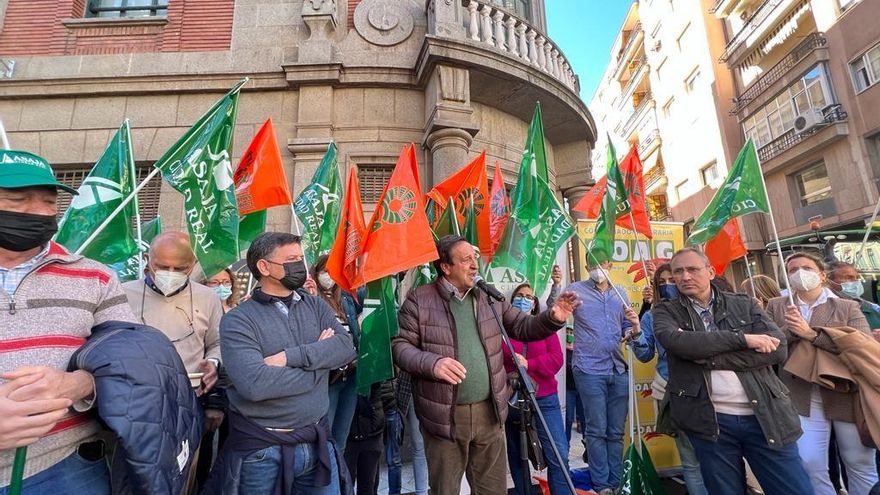 Unos 2.000 agricultores y 150 tractores protestan en Ciudad Real por "la situación límite del campo"
