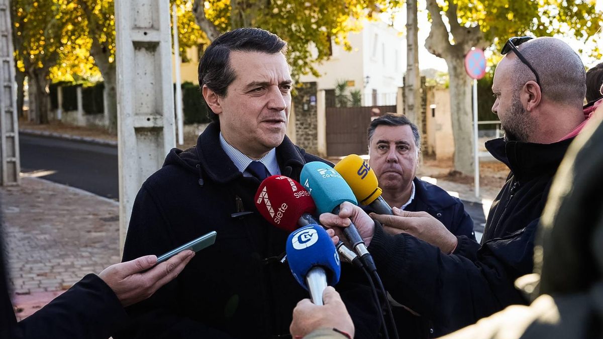 El alcalde de Córdoba atiende a los periodistas