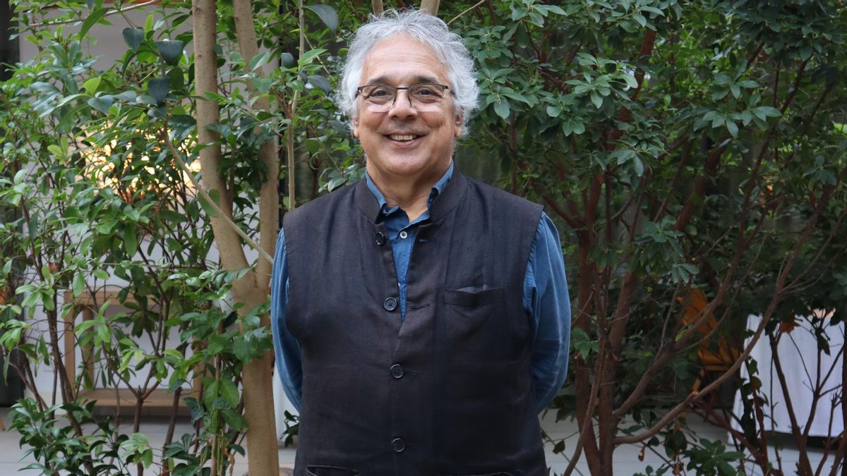 Agustín Pániker, ensayista: "El yoga y el mindfulness pierden potencial si se reducen a gimnasia o relajación"