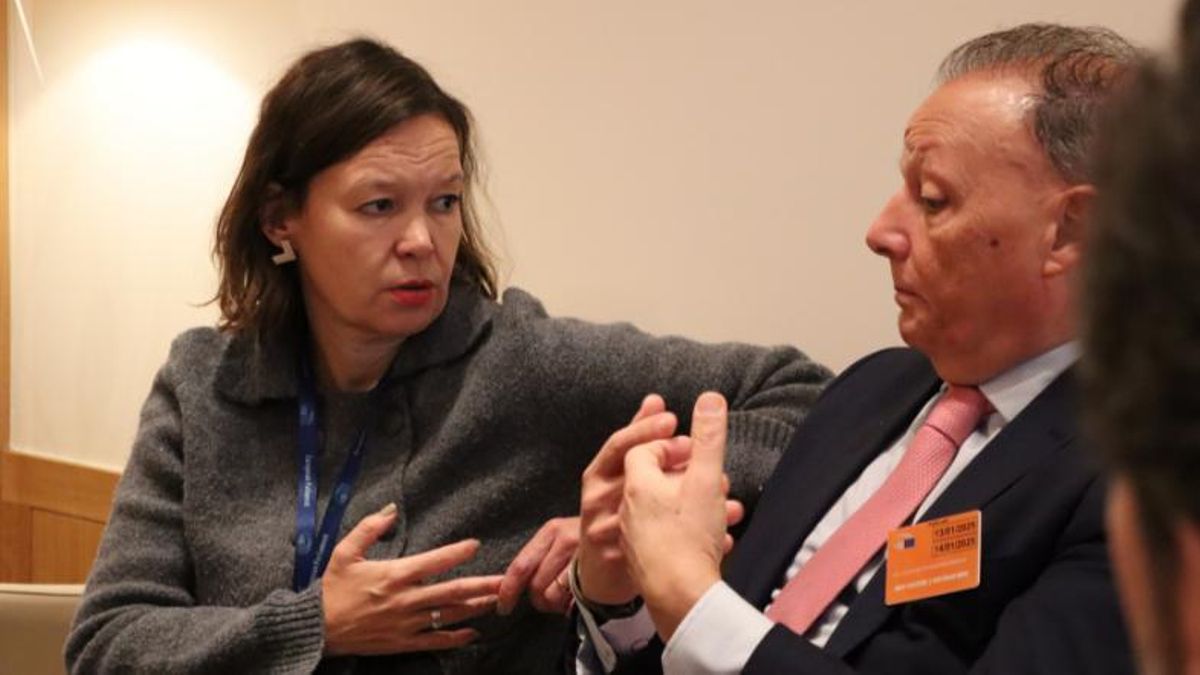 La eurodiputada valenciana Leire Pajín en un momento de la reunión mantenida con Salvador Navarro, presidente de la patronal valenciana CEV.