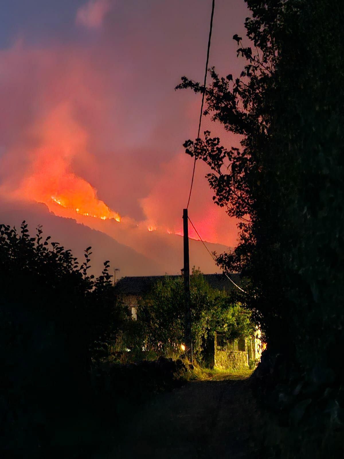 Un incendio forestal por la noche.