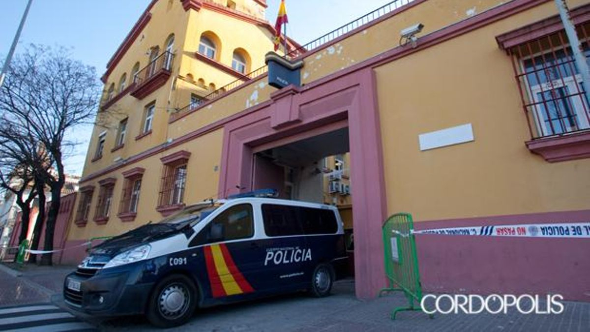 Detenido y puesto en libertad tras amenazar a un vecino con un cuchillo y agredir a dos policías
