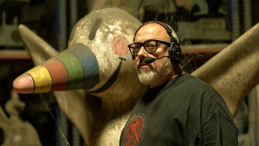 Álex de la Iglesia reescribe la Expo de Sevilla en '1992': "Apasiona descubrir a Curro como un asesino psicópata"