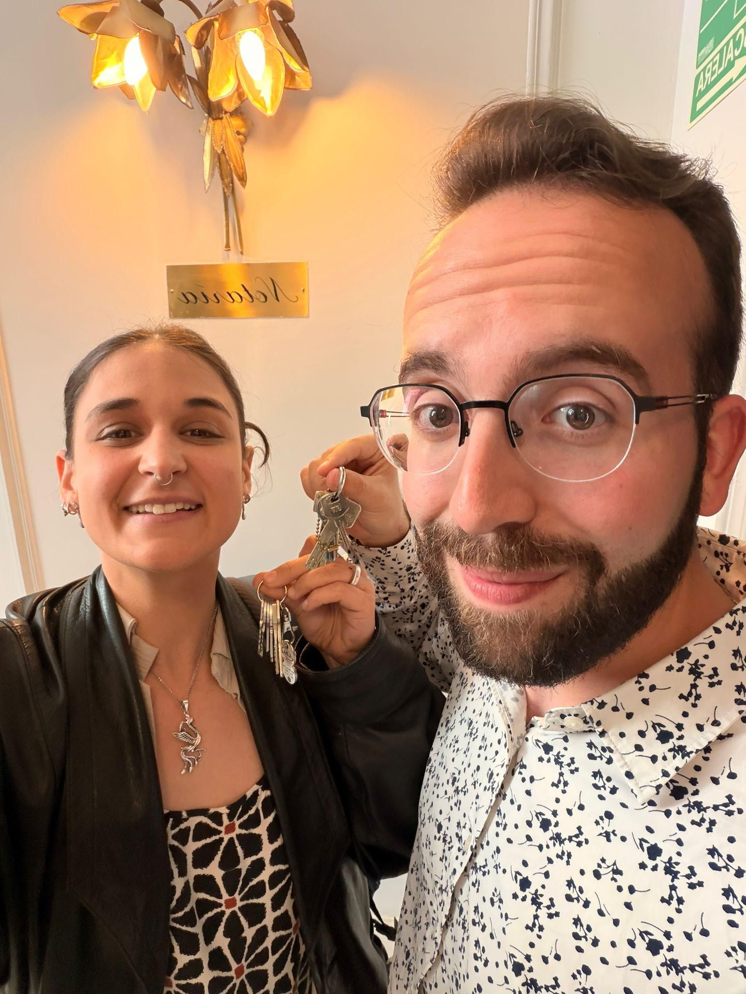 Irene y Germán, tras recibir en la notaría las llaves de su casa