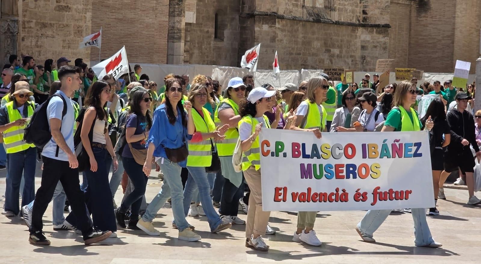 Miles de docentes se manifiestan en València en el primer día de huelga indefinida