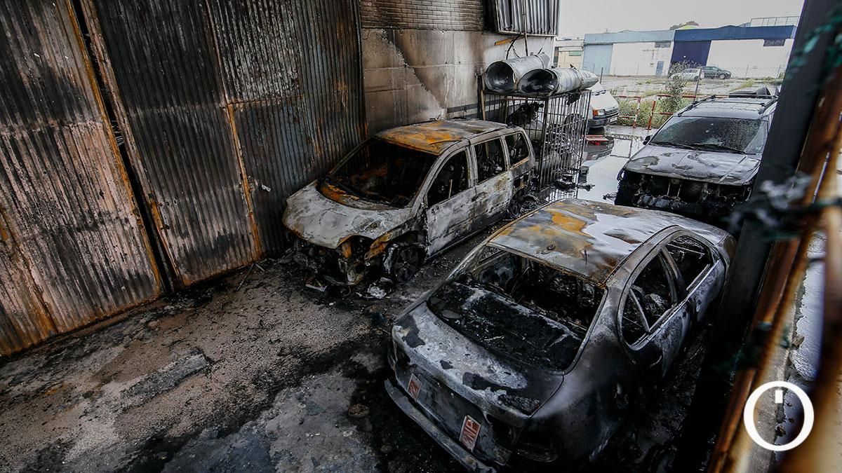 Arde una nave industrial con más de 45 vehículos en su interior en La Amargacena
