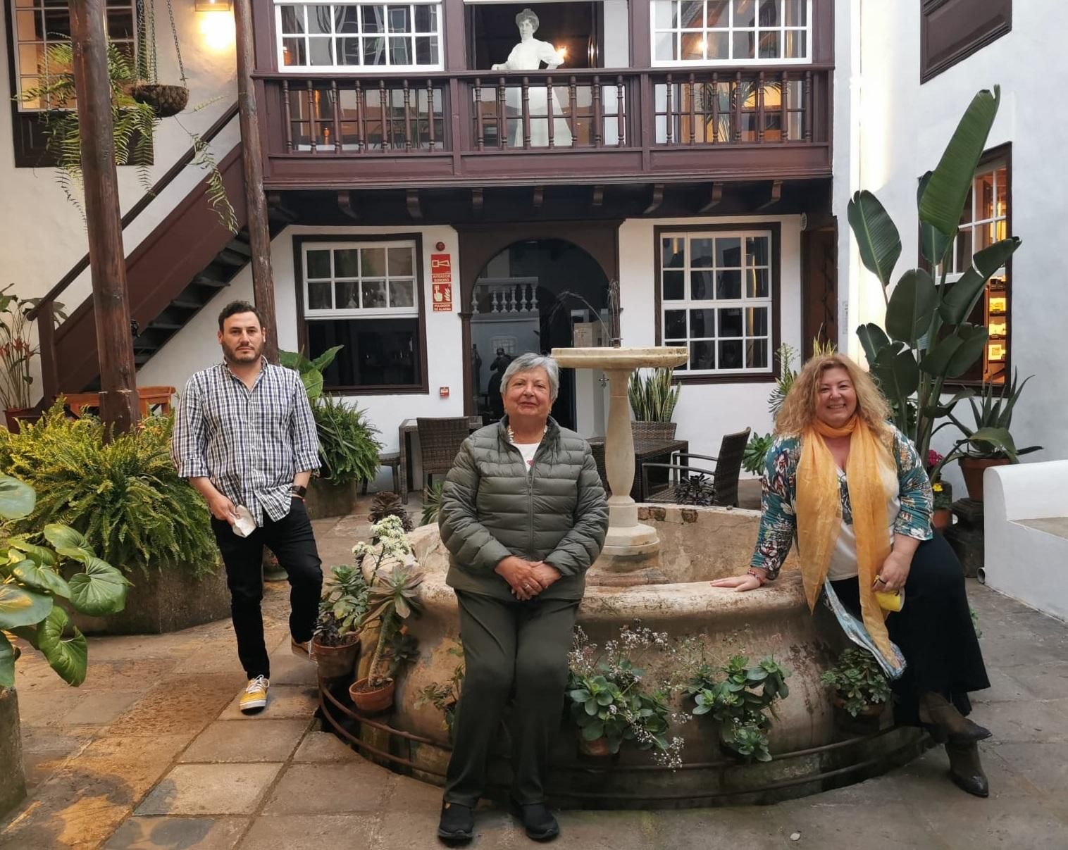 Diego Álvarez Sosa (i), María Remedios Gómez (c) y Charo González (i) en la Casa-Museo Cayetano Gómez Felipe.