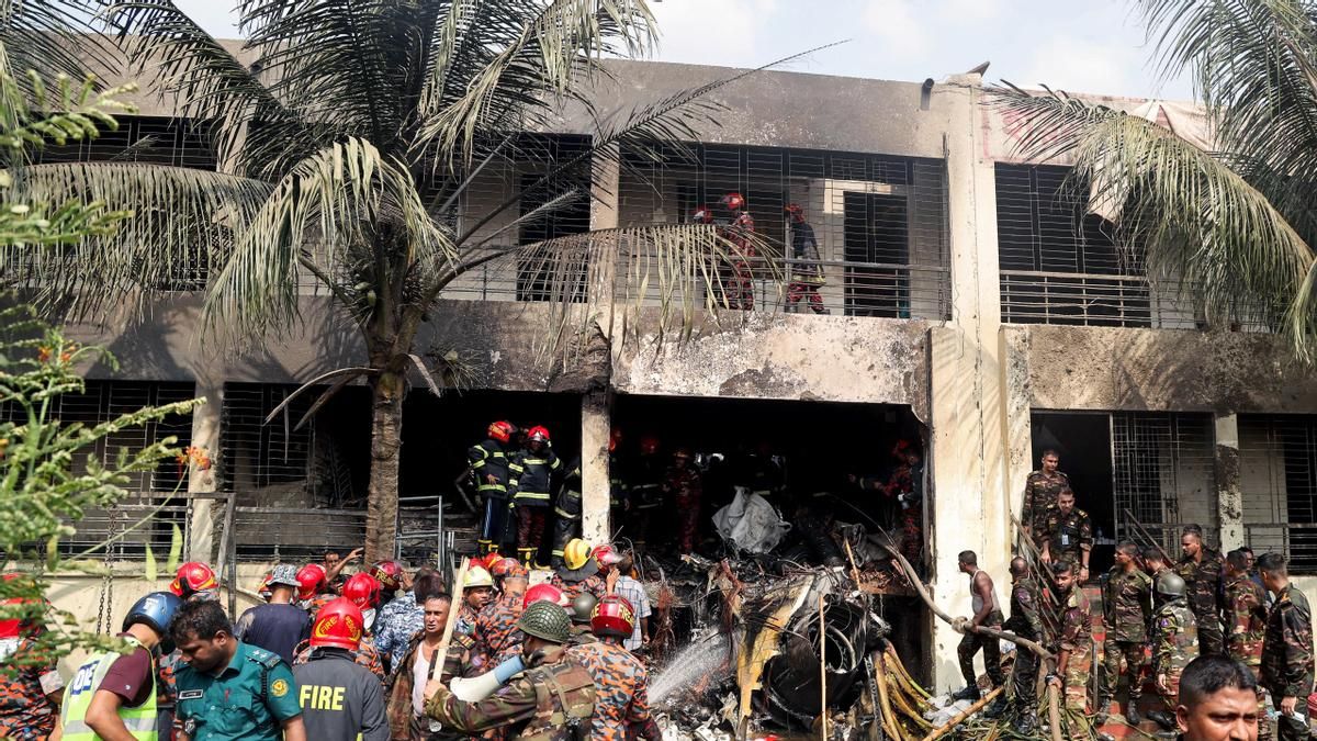 Al menos 16 muertos en Bangladés tras estrellarse un avión militar contra un colegio