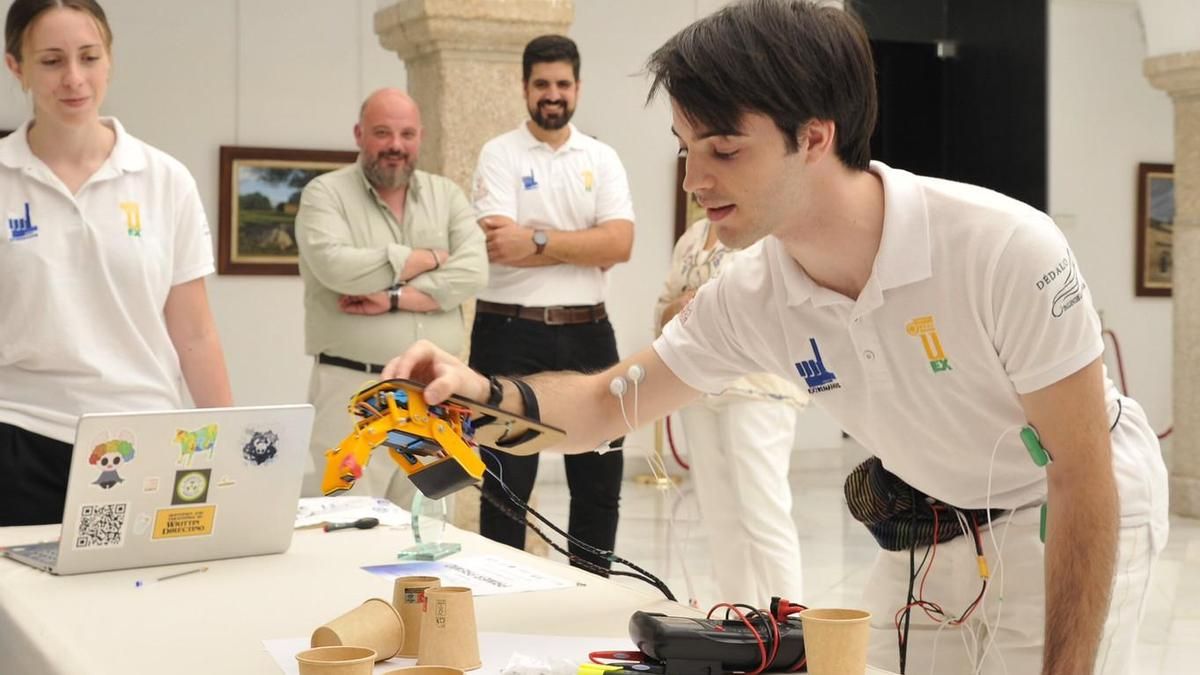 Jóvenes de la UEx desarrollan la mano protésica ganadora de un certamen universitario nacional
