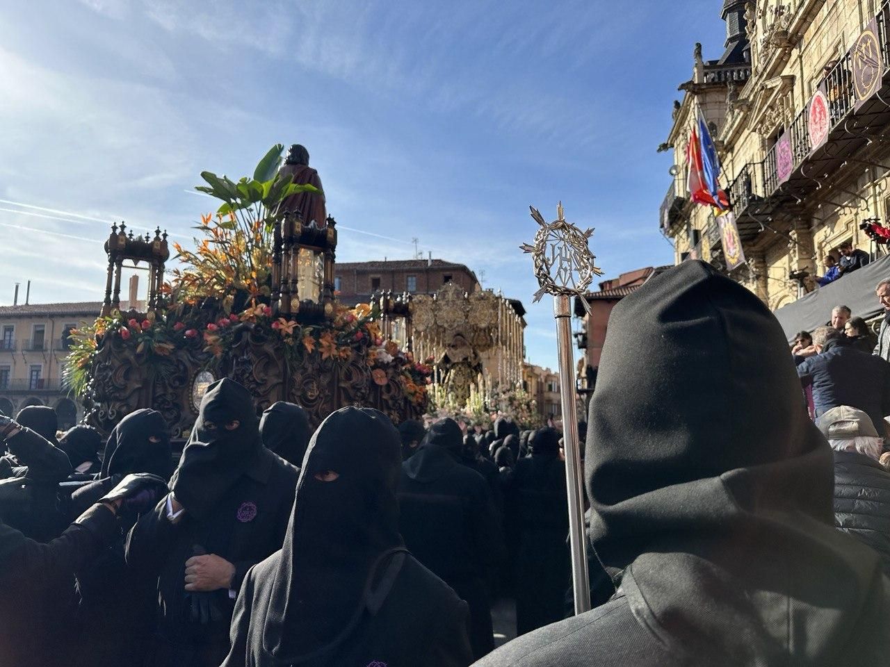 El Encuentro de León recupera la tradición ante los pasos en la Plaza Mayor, en imágenes