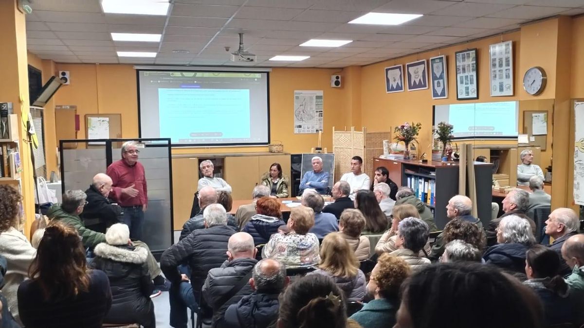 Miembros de la Asociación de Vecinos de Amara Berri en su sede