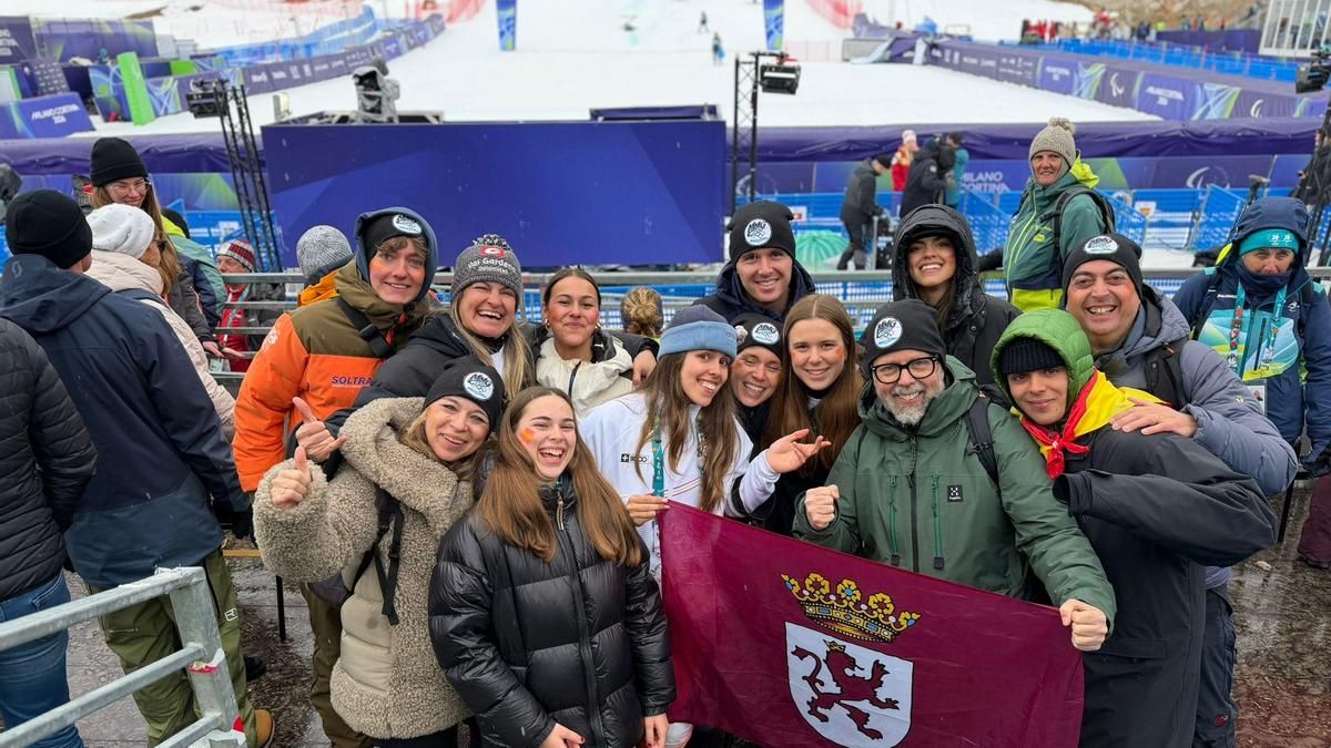 La deportista María Martín-Granizo, con varios de sus familiares en un momento de distensión en los Juegos Paralímpicos de Milán-Cortina. 