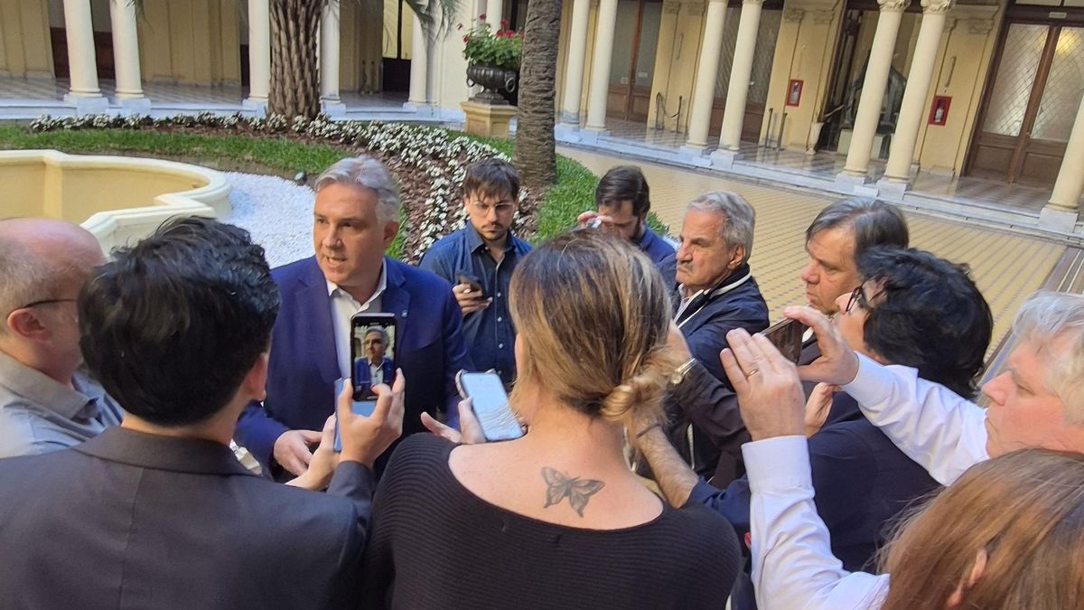 Martín Llaryora en el Patio de las Palmeras de la Casa Rosada, al salir de su reunión con Diego Santilli.