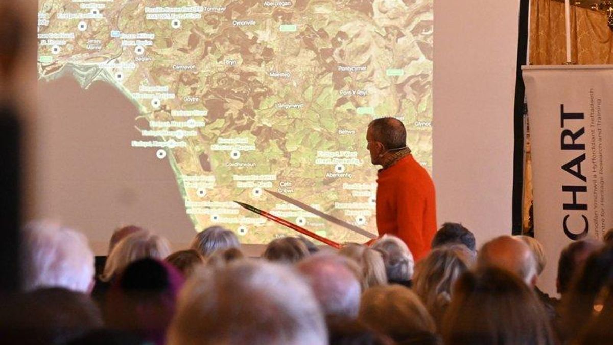 El responsable explicando los hallazgos a los vecinos de esta ciudad portuaria