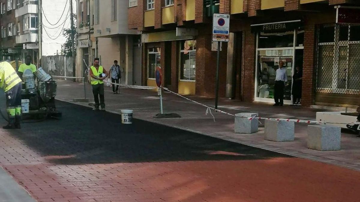 Sobre el asfalto se ha impreso aspecto de falso adoquinado y después se ha extendido la pintura en Padre Isla.