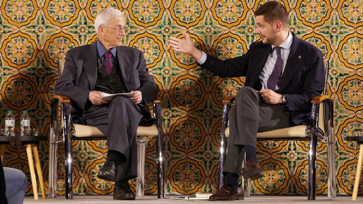 Theodor Kallifatides, junto al alcalde de Gandia, José Manuel Prieto.