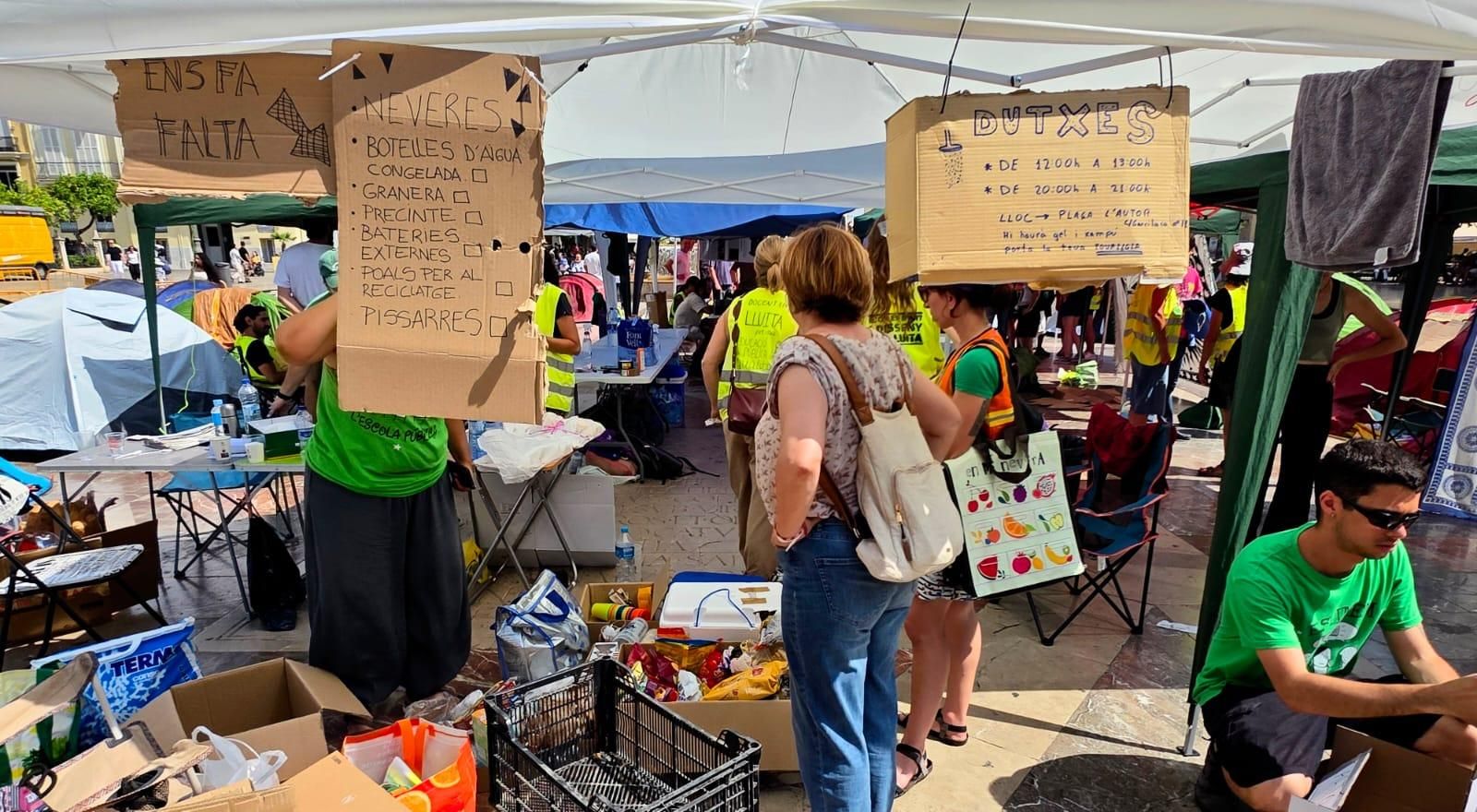Logística de la acampada en la plaza de la Virgen de València.