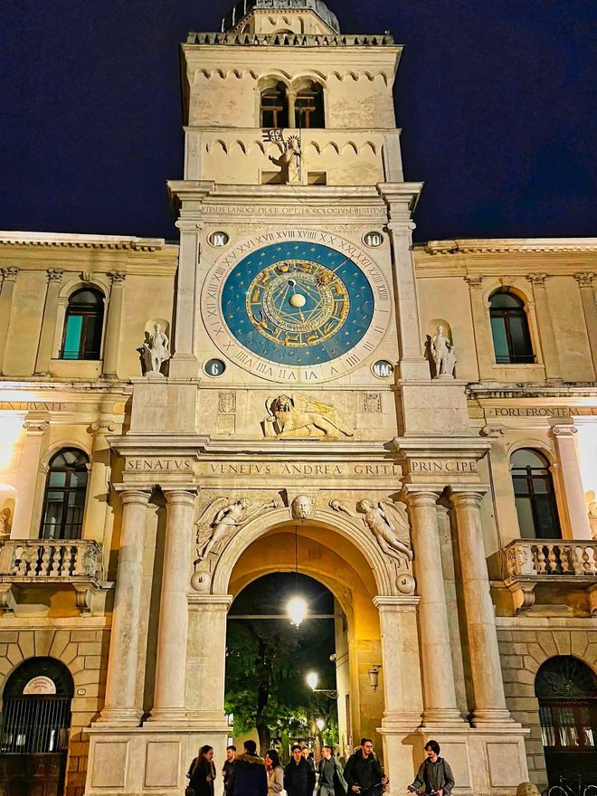 La Torre del Reloj manda en el paisaje urbano de la Piazza dei Signori.
