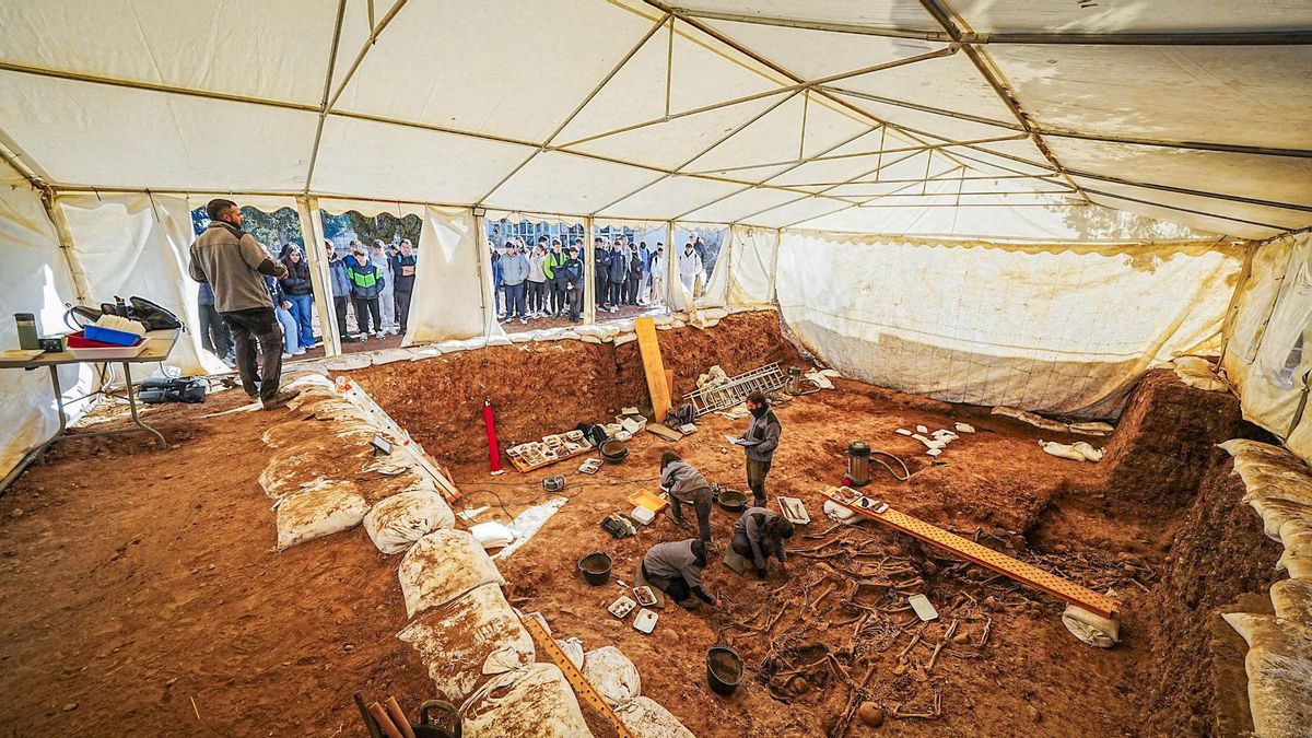 Visita escolar a las exhumaciones de las fosas del cementerio de La Salud de Córdoba.