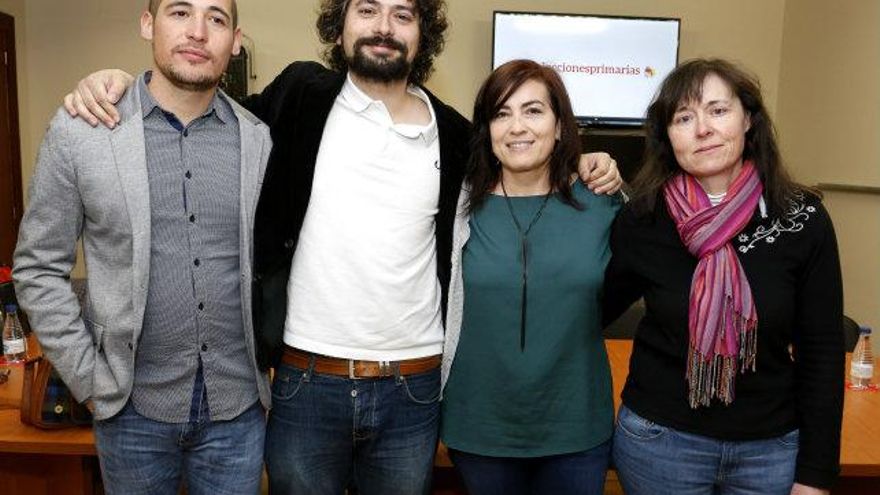 Carlos S. Campillo / Ical. El candidato a la presidencia de la Junta de IU, José Sarrión, presenta a la candidata a la Alcaldía de Astorga, Carmen Villaverde (2D). Junto a ellos, la cabeza de lista para las Cortes Autonómicas por León, Pilar González (D) y el coordinador del partido en Astorga, José María Jáñez (I).