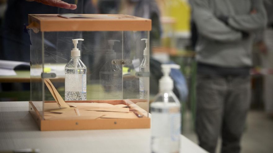 Archivo - Imagen de archivo de una urna en una mesa en un colegio electoral