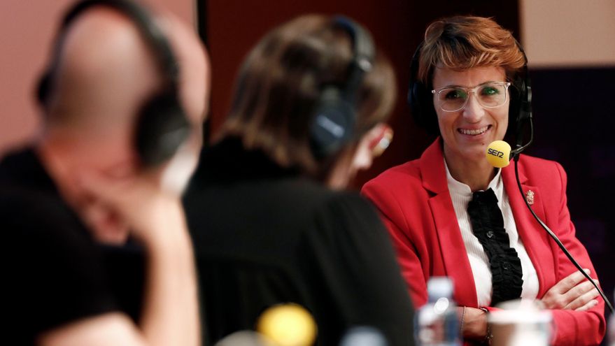 La presidenta de Navarra y secretaria general del PSN-PSOE, María Chivite (d), una entrevista en la cadena Ser. EFE/ Jesús Diges