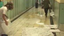 Estalla una tubería de la calefacción del pasillo general de las Urgencias del Hospital 12 de Octubre de Madrid.