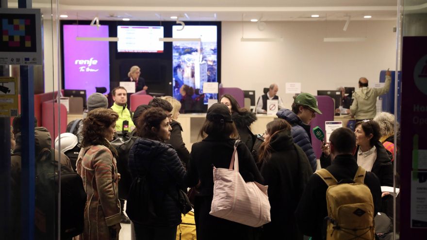 Imagen de usuarios en la estación de trenes de Málaga, María Zambrano, afectados en sus viajes tras el accidente ferroviario ocurrido este pasado domingo, 18 de enero, en Adamuz (Córdoba).