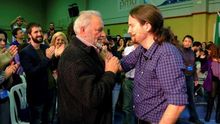 El histórico ex líder de IU, Julio Anguita, junto a Pablo Iglesias, en la última campaña electoral.