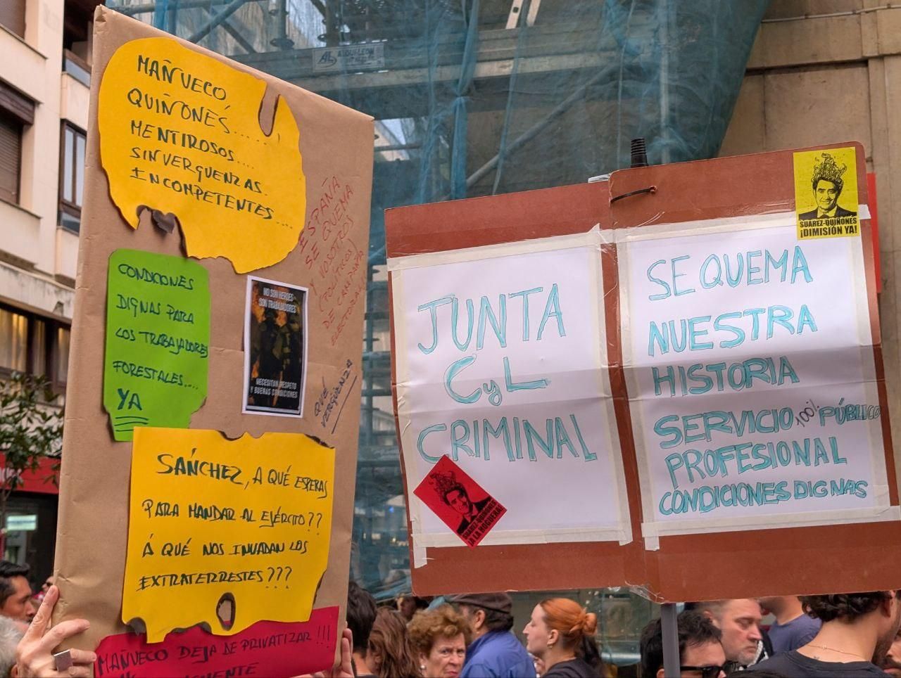 Las pancartas de la indignación en León por los mayores incendios forestales de la historia