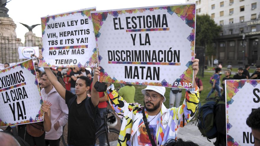 VIH en la era Milei: menos tratamientos, reactivos y preservativos, más estigma y discriminación