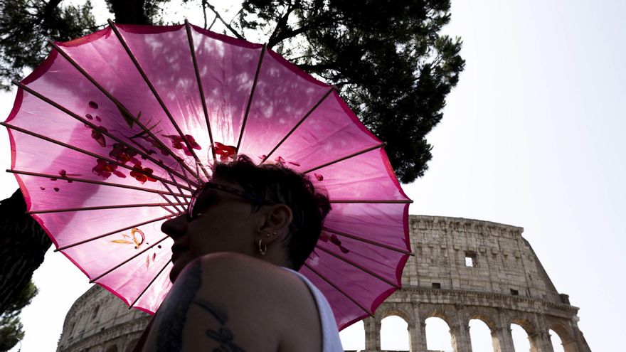 Una mujer se protege del sol en Roma en julio de 2023.