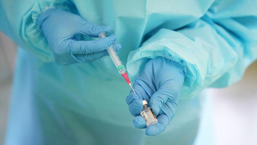 Ni un millón ni "un mínimo de medio millón" de dosis: los planes de vacunación de Andalucía no hacen honor a su nombre