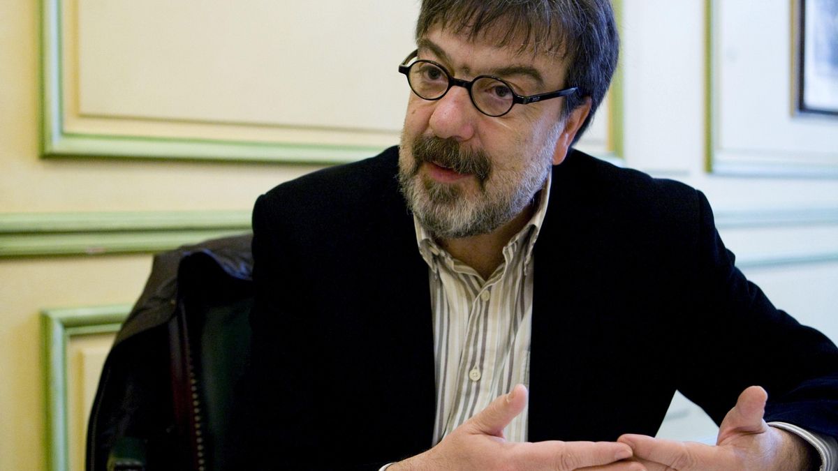 El periodista Miguel Ángel Villena presenta 'Republicanas', el libro que rescata la historia de las nueve las diputadas republicanas