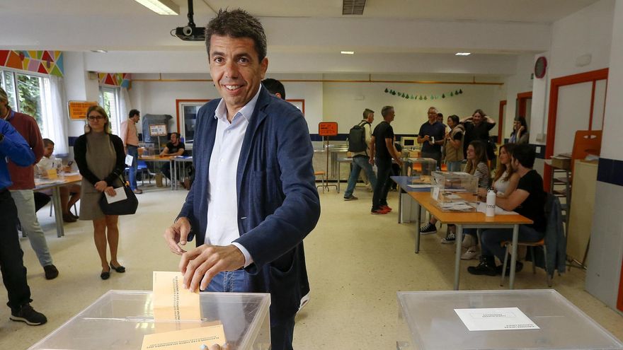 El candidato del PPCV a la presidencia de la Generalitat valenciana, Carlos Mazón, ejerciendo su derecho al voto en Alicante.