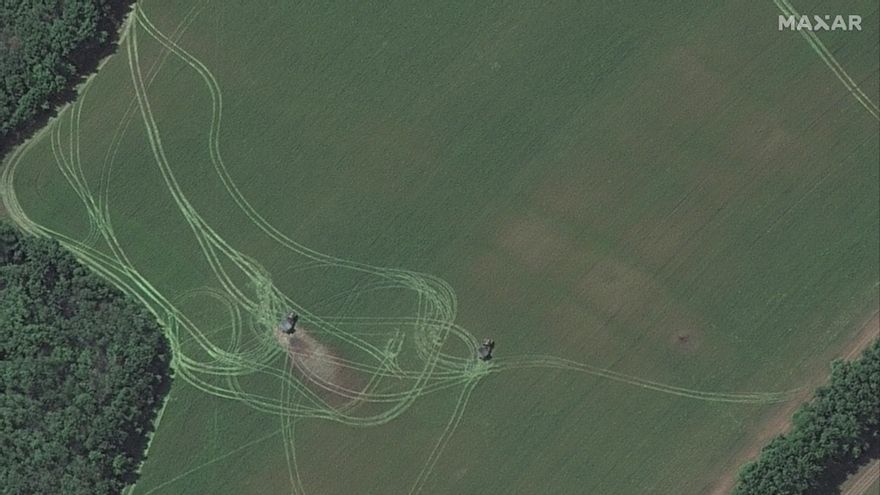 Un lanzacohetes desplegado en un campo cercano a Severodonetsk. Las marcas indican una actividad reciente de disparos.