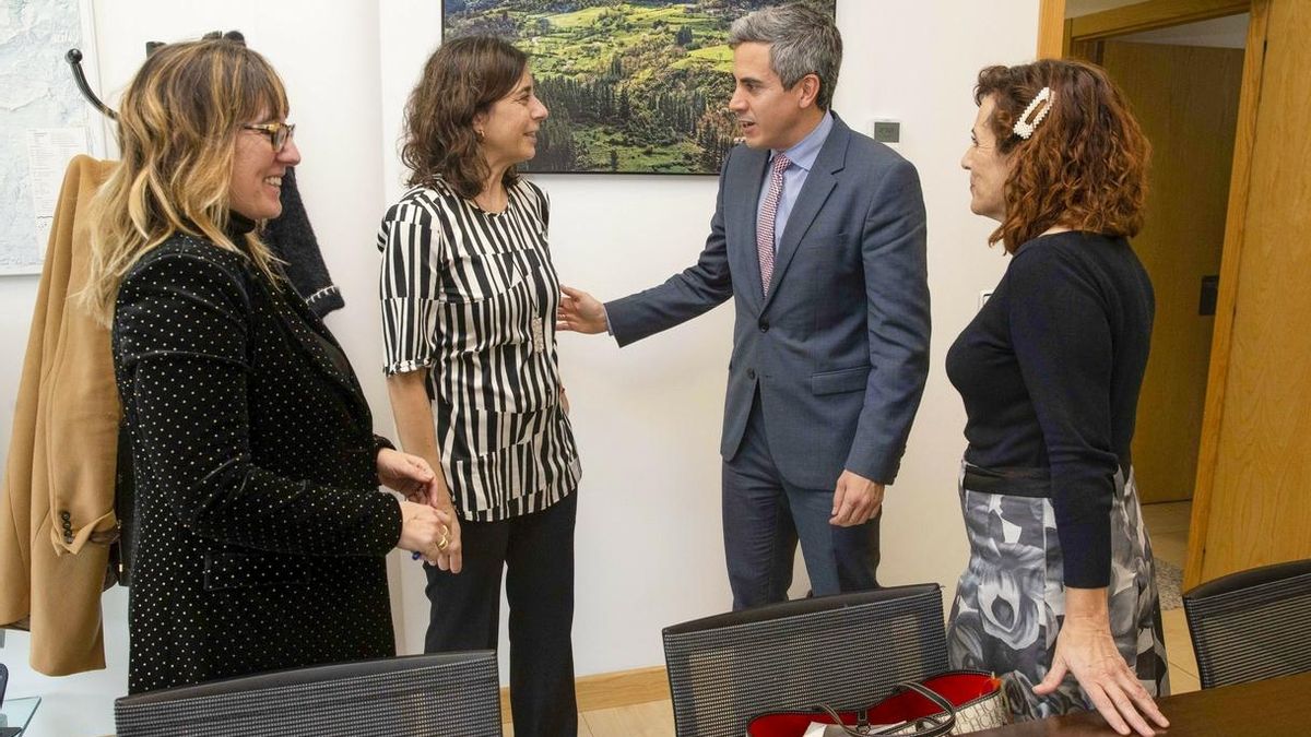 Firma del convenio de colaboración por parte de las autoridades.