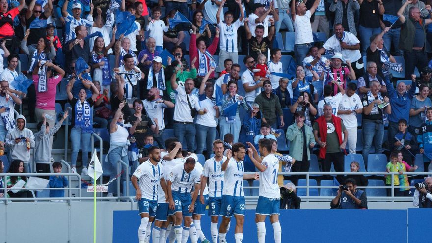 Los jugadores del CD Tenerife celebran uno de los goles frente a la UD Las Palmas. EFE/Ramón de la Rocha