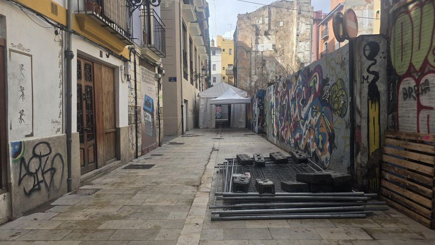 Caos en la movilidad de València en Fallas: la EMT anula paradas, las carpas invaden las calles y huelga de metro